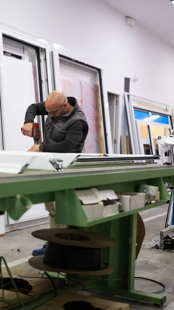 Instalación de puertas metálicas de entrada en vivienda de León